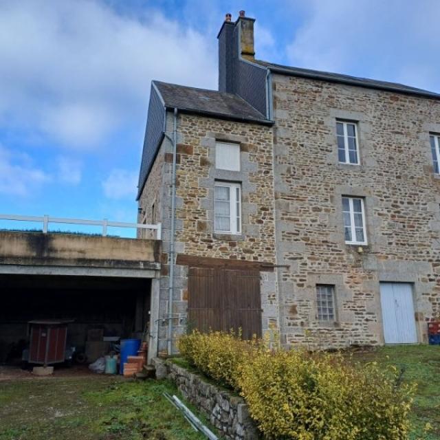 Grande maison avec beaucoup de potentiel à SAINT GEORGES DES GROSEILLERS Ref V 1060