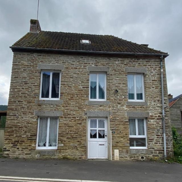 Maison en pierre en plein bourg de ROUVROU (Ménil Hubert sur Orne ) 