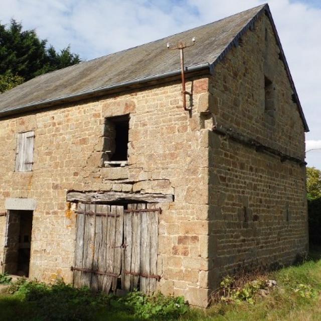 98/04 ENSEMBLE DE 4 BATIMENTS dont 1 MAISON A RENOVER CU POSITIF