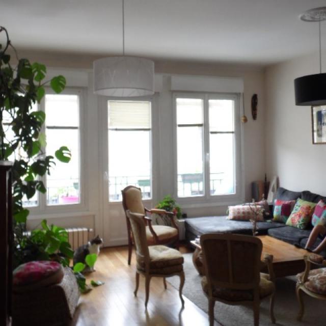 A VENDRE  APPARTEMENT/MAISON AVEC COUR : IDEAL PROFESSION LIBERALE (2 ESPACES BIEN DISTINCTS)